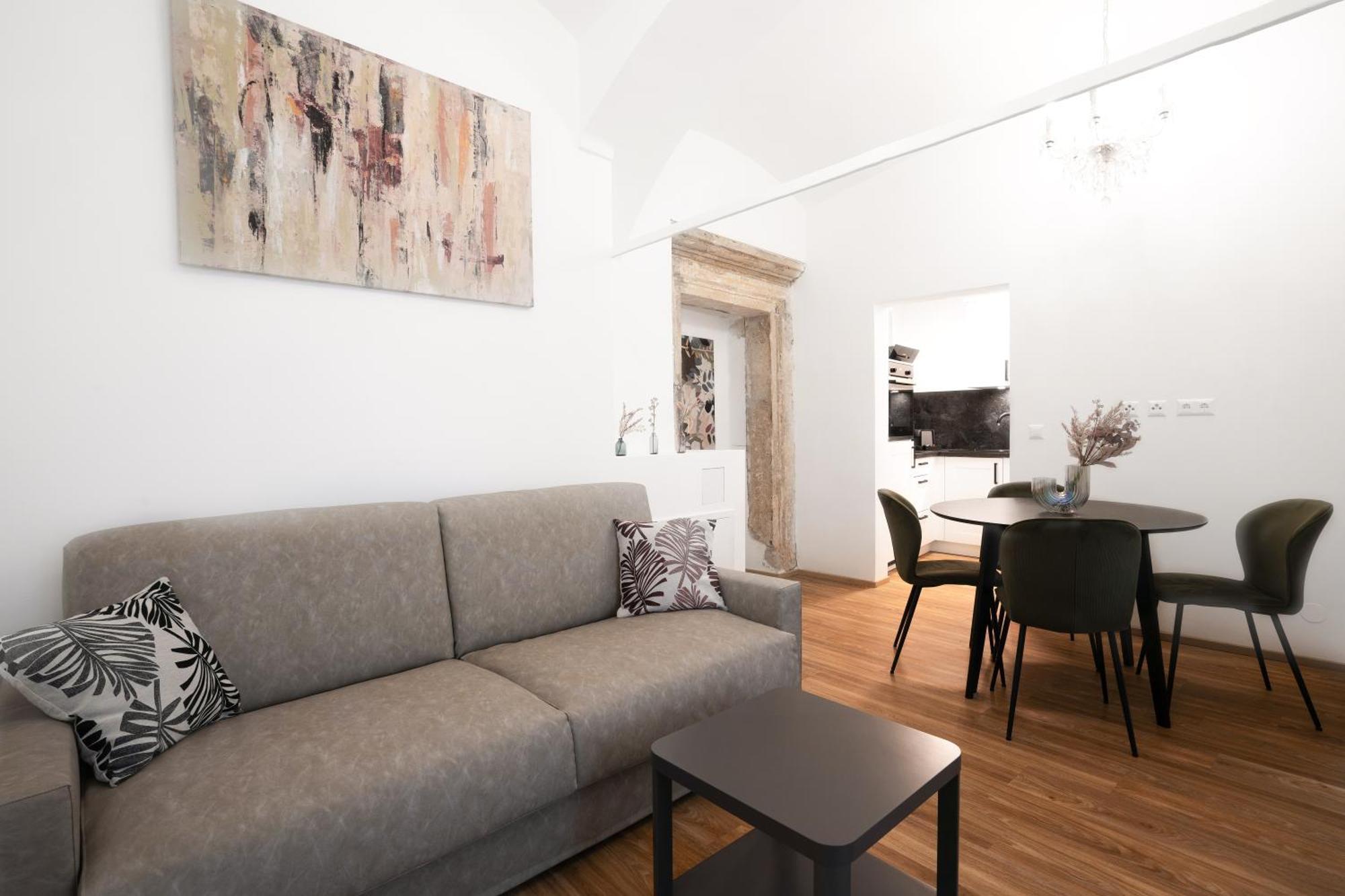 Easy Flat Main Plaza Apartment *